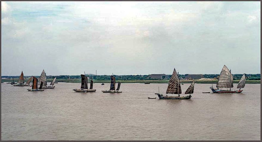 1973-07-058  -  Junks on the Huangpo river  -  (Photo- and copyright: Karsten Petersen)