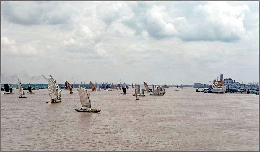 1973-07-059  -  Junks on the Huangpo river  -  (Photo- and copyright: Karsten Petersen)