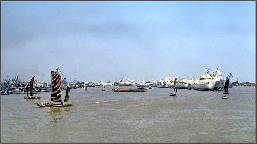 1973-07-060  -  Junks on the Huangpo river  -  (Photo- and copyight: Karsten Petersen)