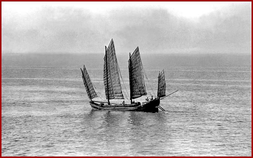 FLM-4-73-FR-49-50  - Chinese Junk - the four-master again, - outside Tsingtao, China,  - 1973 - (Photo- and copyright: Karsten Petersen)