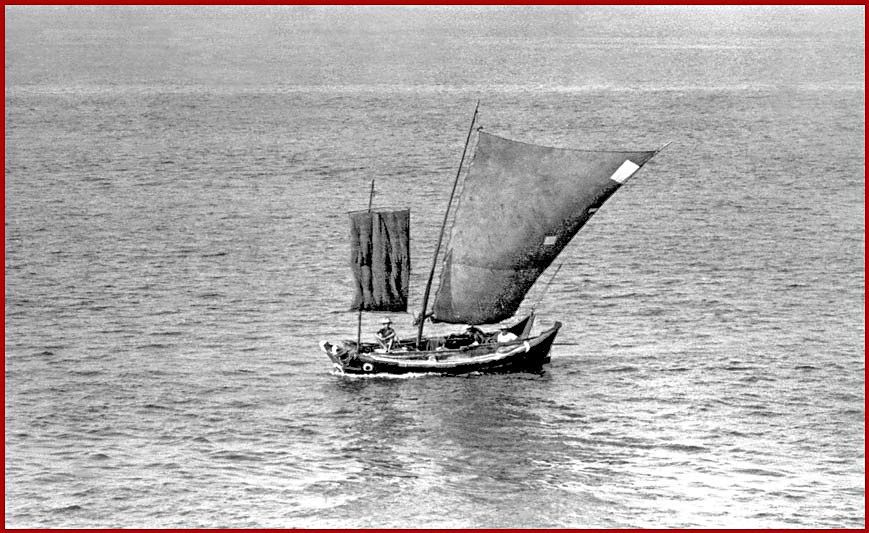 FLM-4-73-Frame 51-52  - Chinese boat - and here a very, very small one, - at Tsingtao, China -, 1973 - - take note of the big eye painted at the bow - (Photo- and copyright: Karsten Petersen)