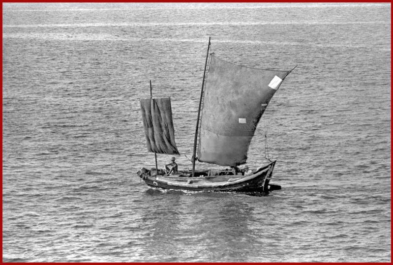 FLM-4-Frame-52-53  - Chinese boat - the small one again, - at Tsingtao, China, 1973 - (Photo- and copyright: Karsten Petersen)