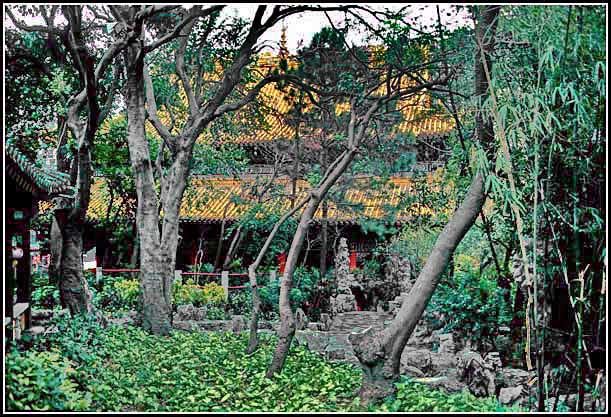 1996-11-055  - Wong Tai Sin temple - - - from the temple garden -  (Phopto- and copyright:  Karsten Petersen)