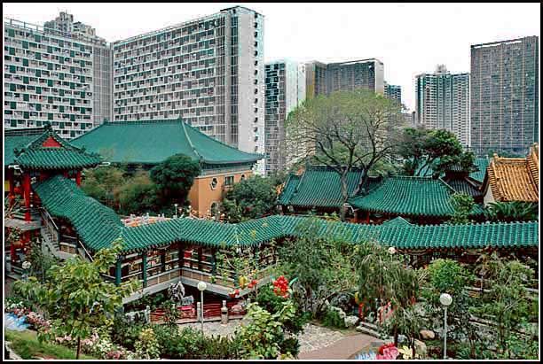 1996-11-059  - The Wong Tai Sin temple - surrounded by tall apartment blocks - (Photo- and copyright:  Karsten Petersen)