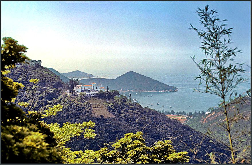 1977-02-075  - On the mountain trails of Hong Kong island -  (Photo- and copyright:  Karsten Petersen)