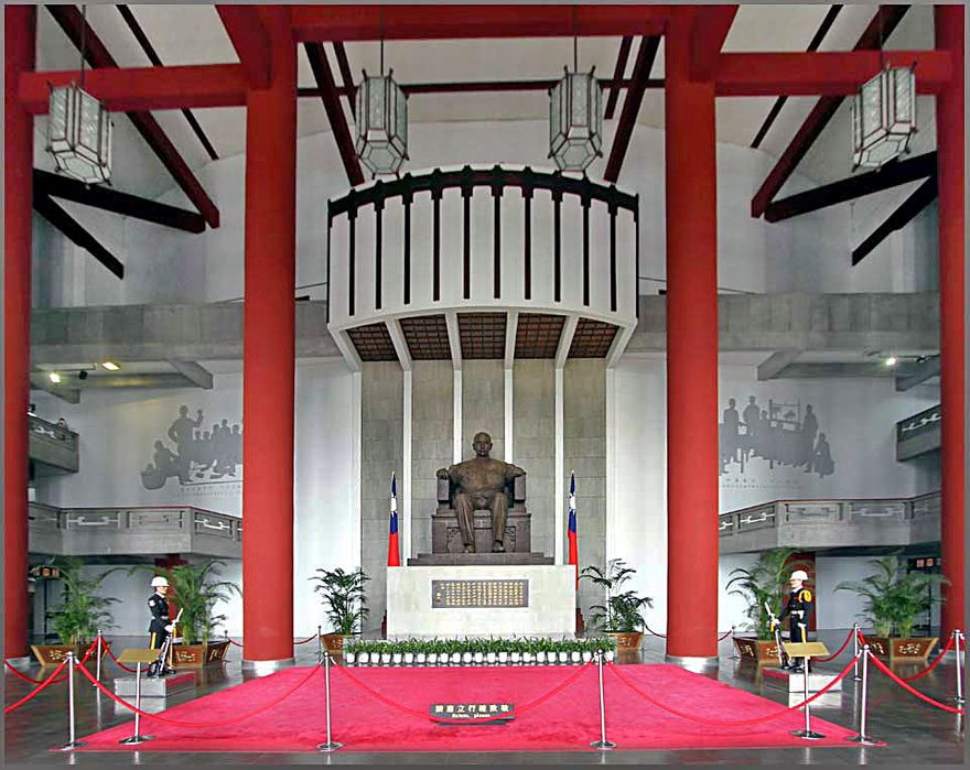 Sun Yat Sen - flanked by two honor guards - inside the memorial hall -