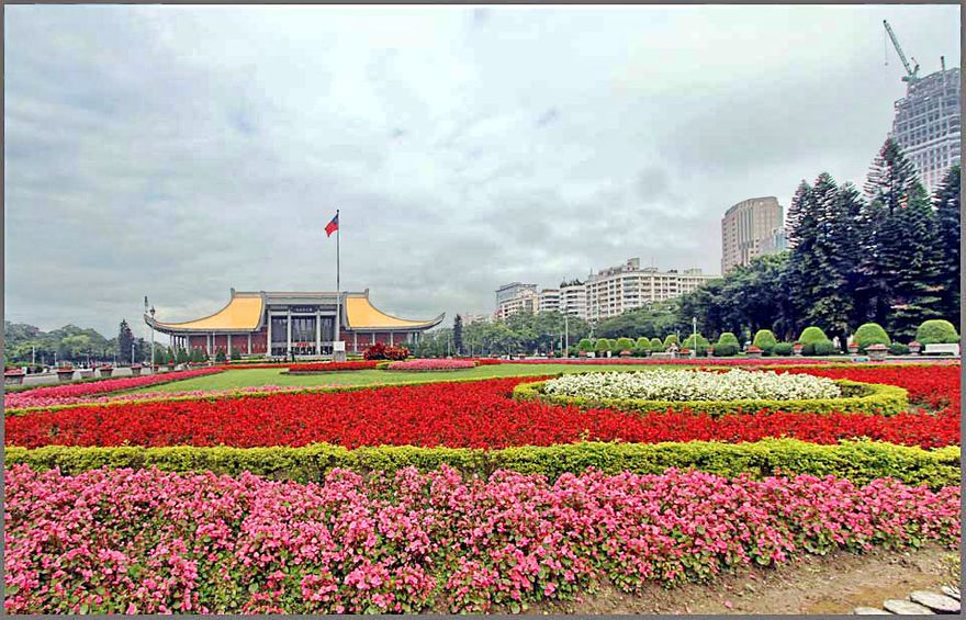 2012-02-29.040  -  The Chung-shan park, - with the National Dr. Sun Yat Sen Memorial Hall in the background  -  (Photo- and copyright: Karsten Petersen)