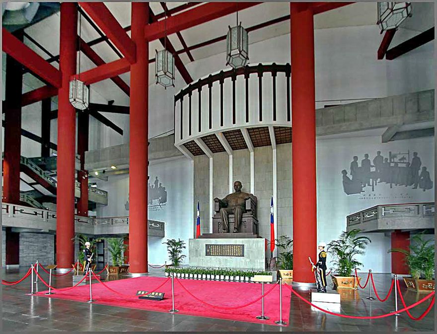 2012-02-29.007  -  And here it is, - the great hall with statue and guards in honour of Dr. Sun Yat Sen  -  (Photo- and copyright: Karsten Petersen)