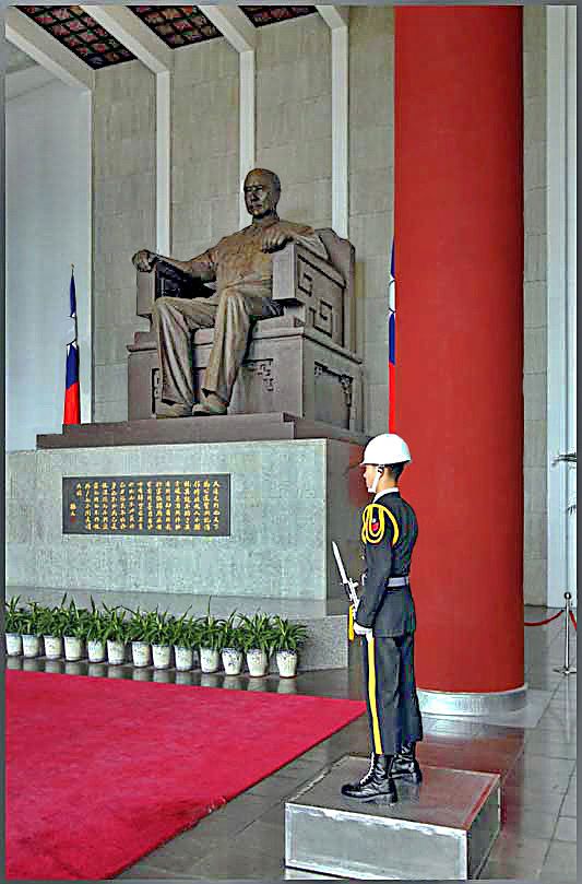 2012-02-29.012 Bronze statue of Dr. Sun Yat Sen, - and guard -  (Photo- and copyright: Karsten Petersen)
