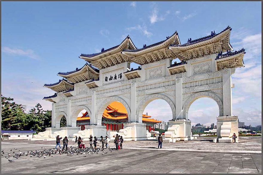 2012-02-29.050  -  The huge arched gate leading to the Chiang Kai-shek Memorial Hall  -  (Photo- and copyright: Karsten Petersen)