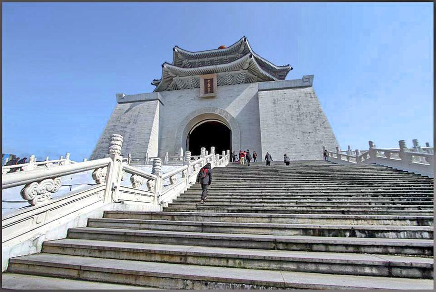 2012-02-29.062  -  89 steps, - one for each year Chiang Kai-shek lived -, leads up to the huge Memorial Hall  -  (Photo- and copyright:  Karsten Petersen)