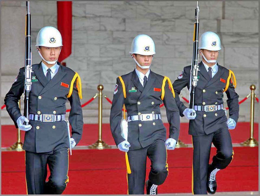 2012-02-29.091  -  Changing of the guard, - highly disciplined soldiers of the 