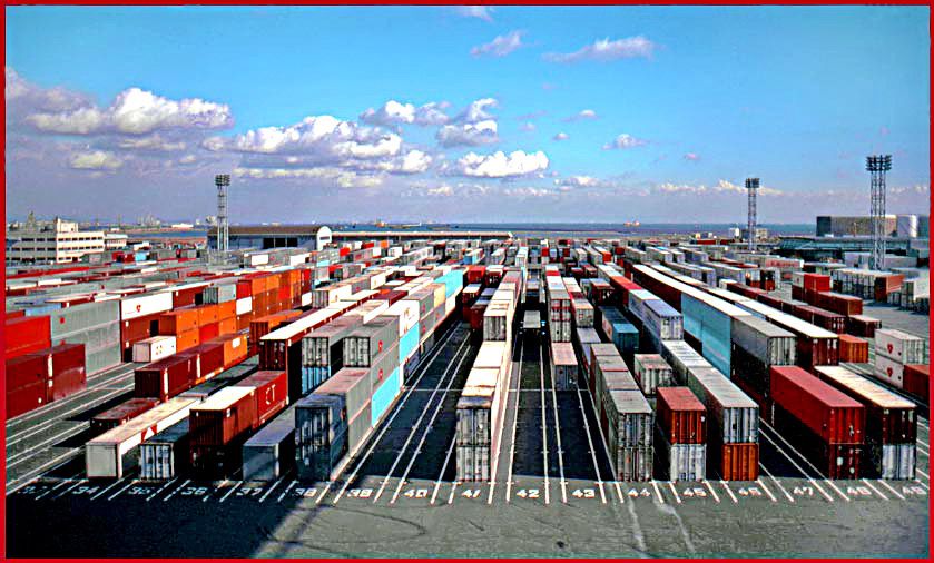 20-41-SB  - Kobe - Here is what it is all about, - containers! - (Photo- and copyright: Karsten Petersen)