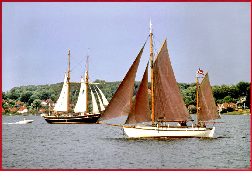 1992-07-072  - Fyn Rundt - a Colin Archer in front and a schooner 