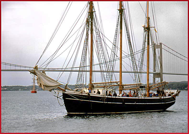 1992-08-019  - And here comes 3-mast schooner 