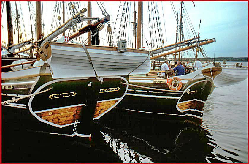 1992-08-034  - Sterns of 3-mast schooners 
