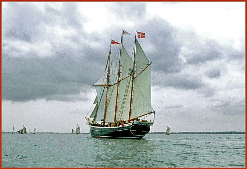 2004-04-023  - 3-mast schooner 