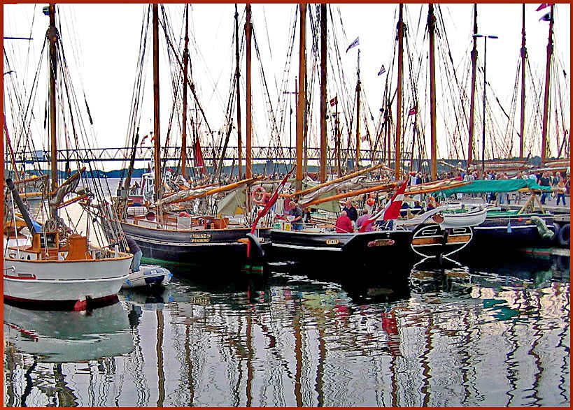 2004-04  - - while the smaller ones are safely moored for the night within the old, sheltered port basin -  (Photo- and copyright: Tao Kit Yu )