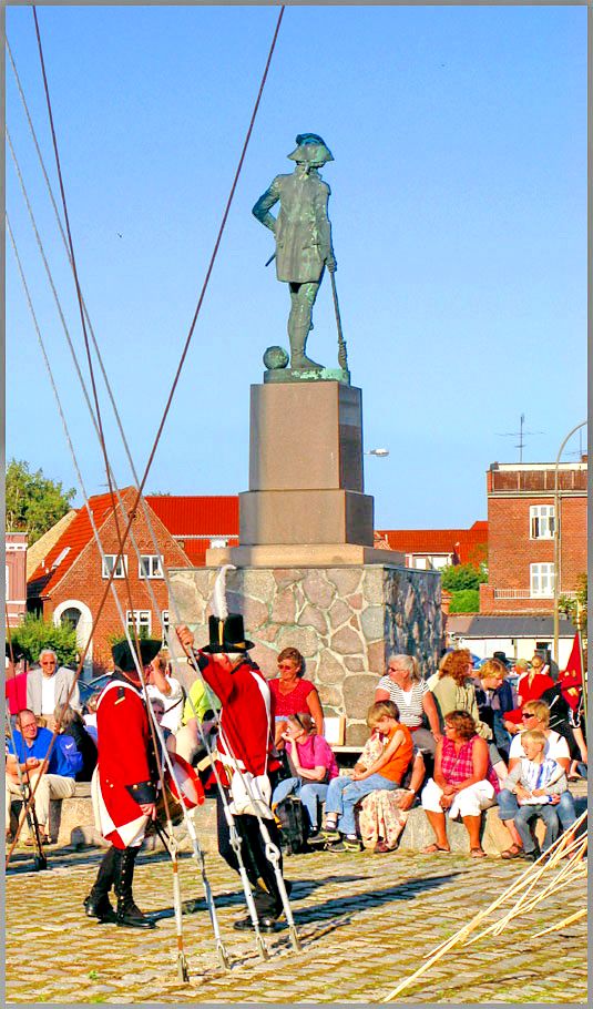 2008-7-23.192  - Peter Willemoes - on his column, - with the back to the sea -, overlooking his city of birth - (Photo- and copyright: Karsten Petersen )
