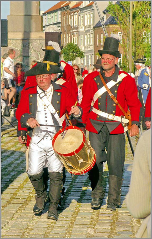 2008-7-23.195  - - and below Willemoes, - a gun crew marching in old army uniforms - (Photo- and copyright: Karsten Petersen )