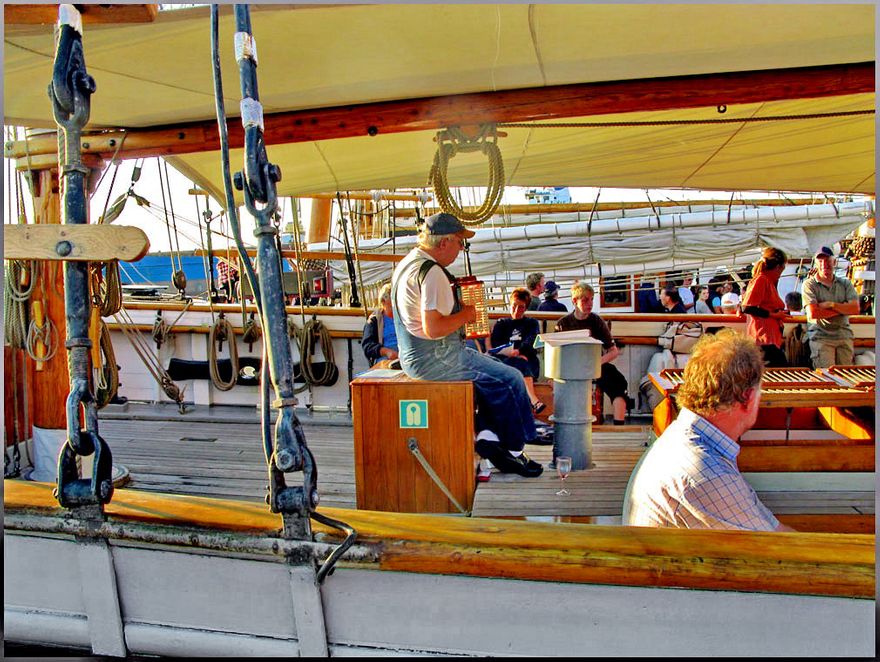2008-7-23.231  - - and a sailor plays sea shanties on his ship - (Photo- and copyright: Karsten Petersen )