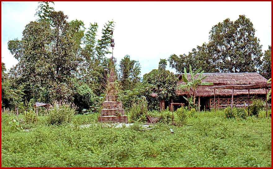 Here a very simple pagoda, - built together from sticks and branches - - a far cry from the magnificent Buddhist pagodas in the south - Maybe a symbol of an early form of Buddhism that has finally got foothold here in this remote Red Karen village  -  (Photo- and copyright:   Karsten Petersen)