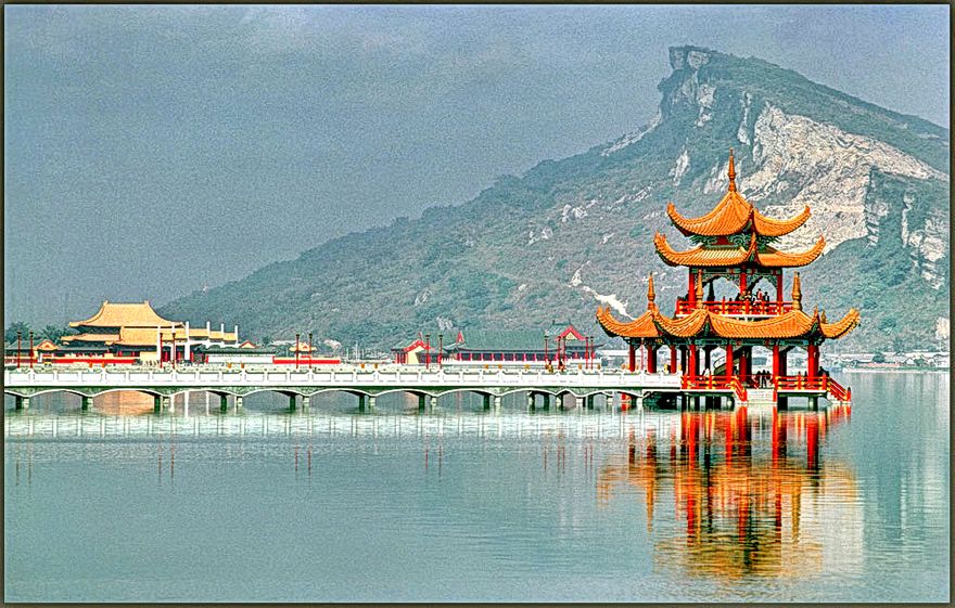 1977-01-053  -   The pavilion, -  and the Confucius Temple in the background  -   (Photo- and copyright:   Karsten Petersen ©)