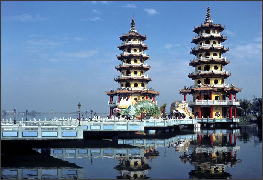 1977-01-079  -   The Dragon and Tiger Pagodas  -   (Photo- and copyright:   Karsten Petersen ©)