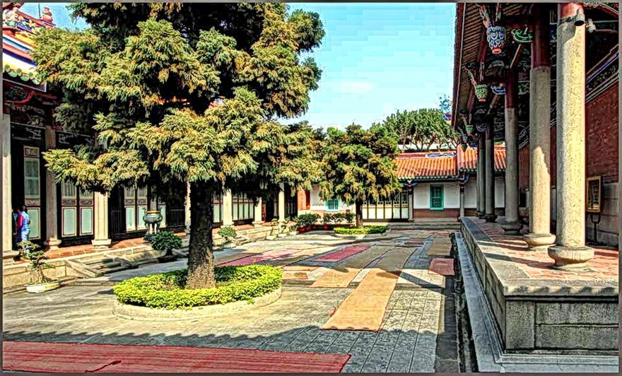 2012-03-01.062  -   The courtyard behind the Dacheng Hall.  To the left, - the Chongsheng Shrine  -   (Photo- and copyright:  Karsten Petersen)