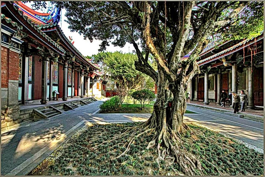 2012-03-01.070  -   The courtyard between the Yi Gate to the left, - and the Lingxing Gate to the right  -   (Photo- and copyright:   Karsten Petersen)