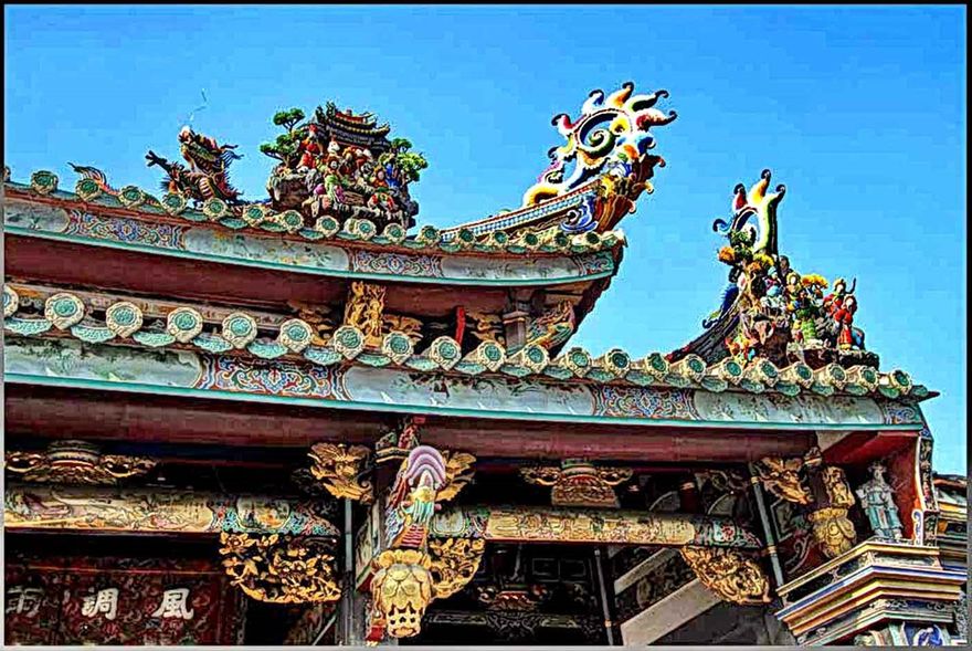 2012-03-01.089  -   Roof decorations of main gate of the Baoan Temple  -   (Photo- and copyright:   Karsten Petersen)