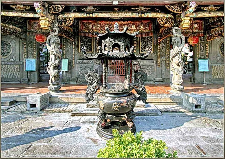 2012-03-01.090  -   Incense burner in front of the main gate of the Baoan Temple  -   (Photo- and copyrighta  -  (Karsten Petersen)