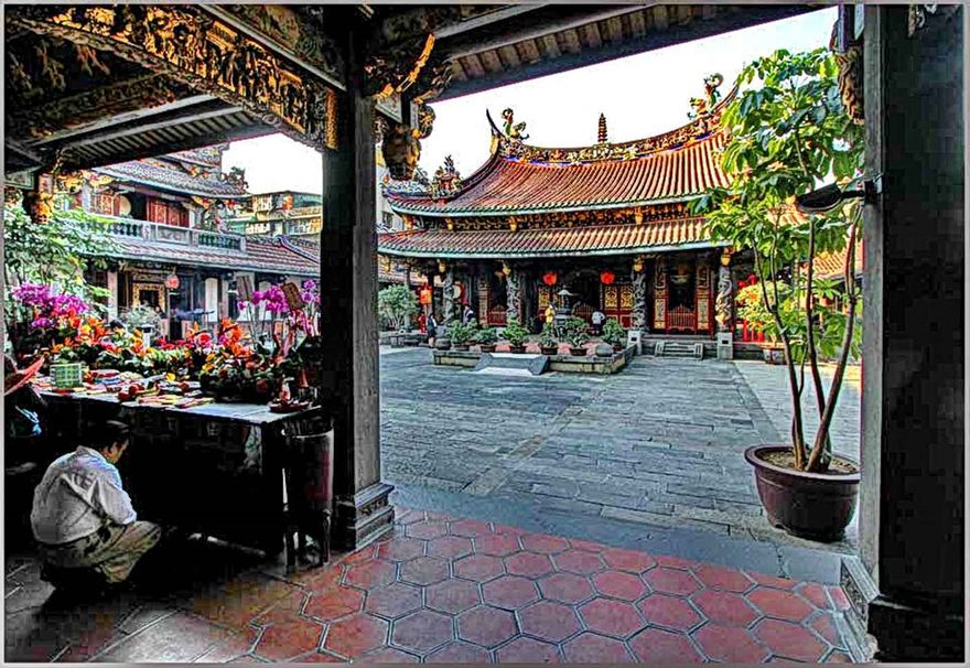2012-03-01.091  -   View from the main gate into the courtyard and main hall of the Baoan Temple  -   (Photo- and copyright:   Karsten Petersen)