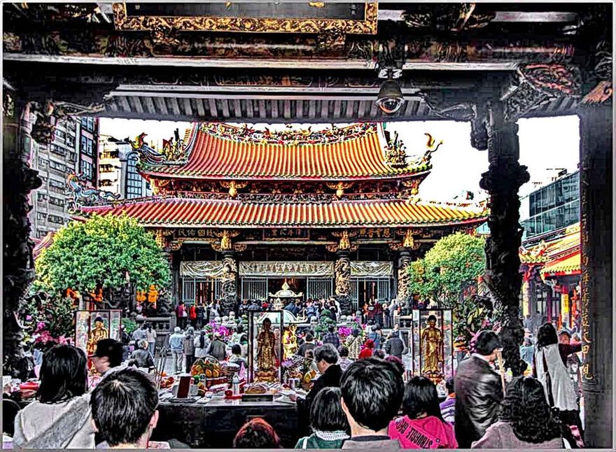 2012-02-29.125  -  The inner courtyard of the Lungshan Temple bustling with activity  -   (Photo- and copyright:   Karsten Petersen)