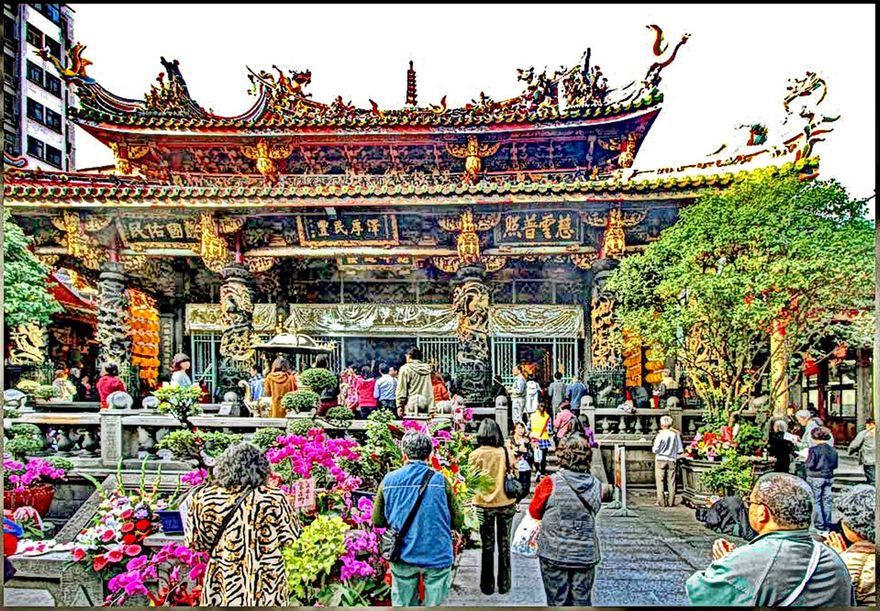 2012-02-29.142  -   The Lungshan Temple.  The inner courtyard  -   (Photo- and copyright:   Karsten Petersen)