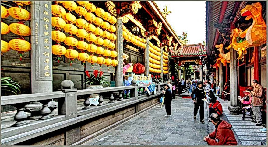 2012-02-29.152  -  The Lungshan Temple. Lantern decorations  -   (Photo- and copyright:   Karsten Petersen)