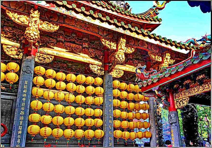 2012-02-29.153   -  The Lungshan Temple. Lantern decorations  -   (Photo- and copyright:   Karsten Petersen)