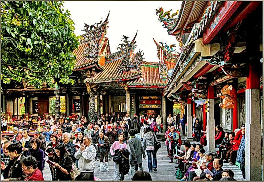 2012-02-29.154  -  The Lungshan Temple. Bustling activity in the inner courtyard  -   (Photo- and copyright:   Karsten Petersen)