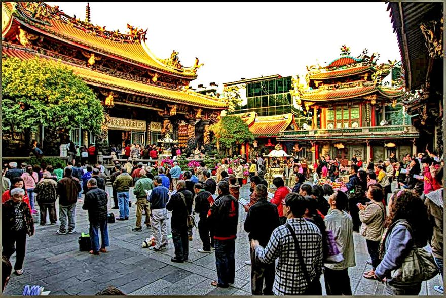 2012-02-29.157  -   The Lungshan Temple. Bustling activity in the inner courtyard  -   (Photo- and copyright:   Karsten Petersen)