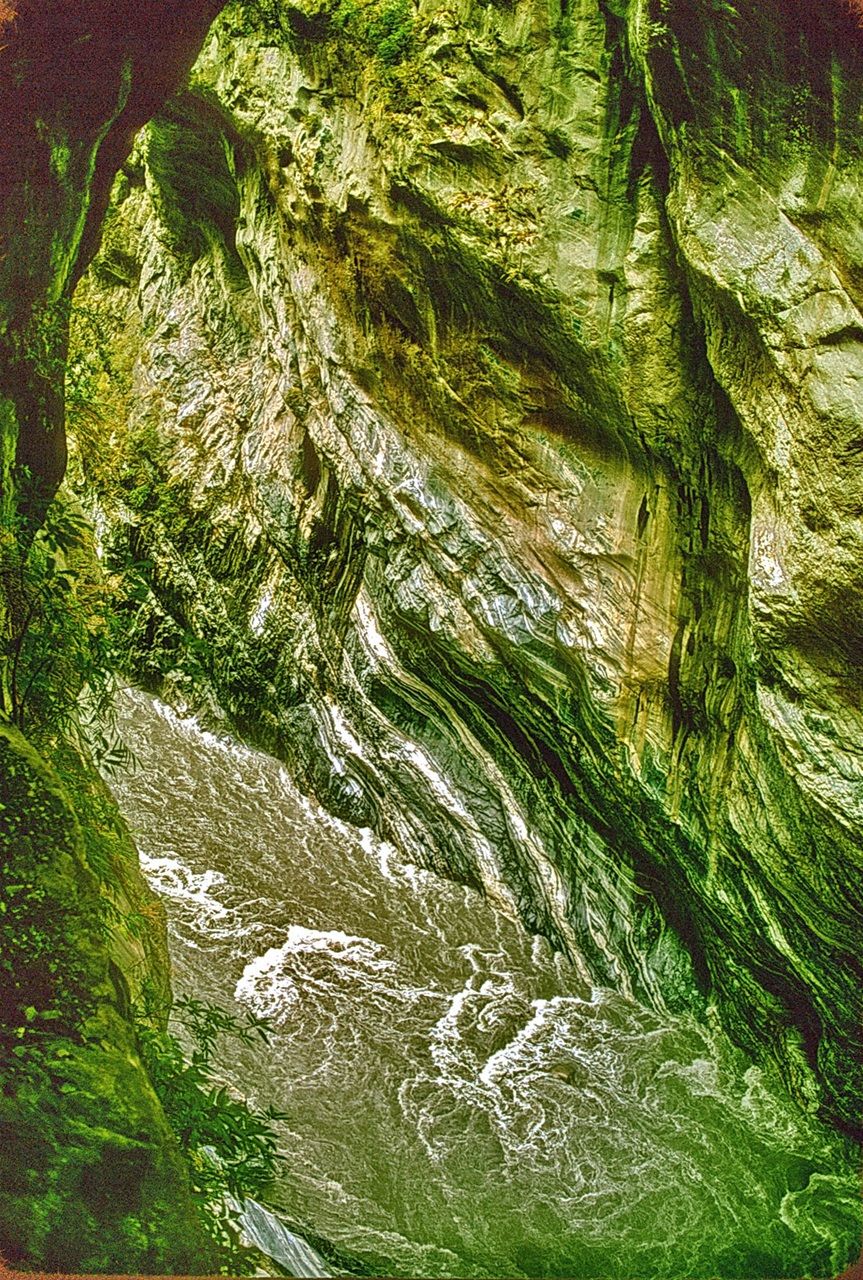 1973-12-093  -  A stunning view to the bottom of the gorge - and the Liwu river - - -