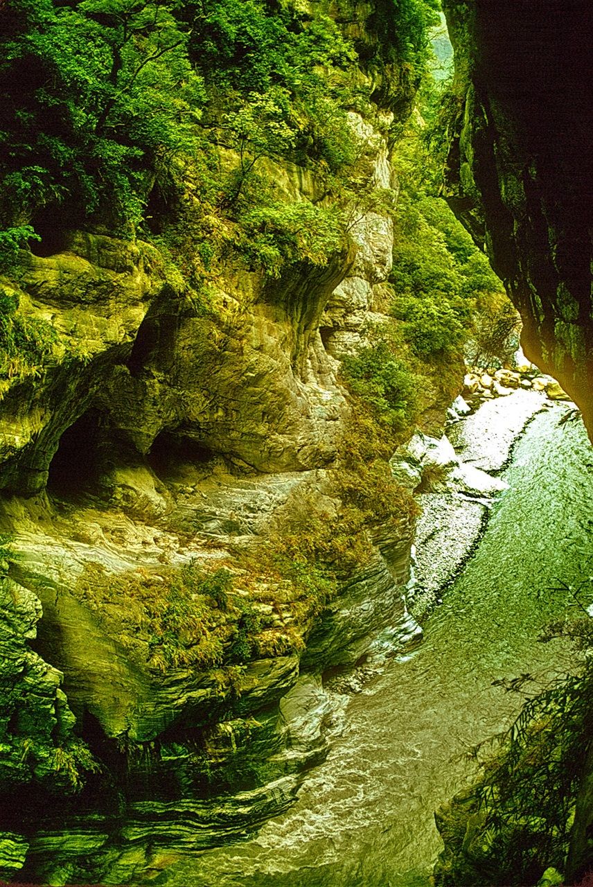 1973-12-094  -  Another stunning view into the gorge - - -