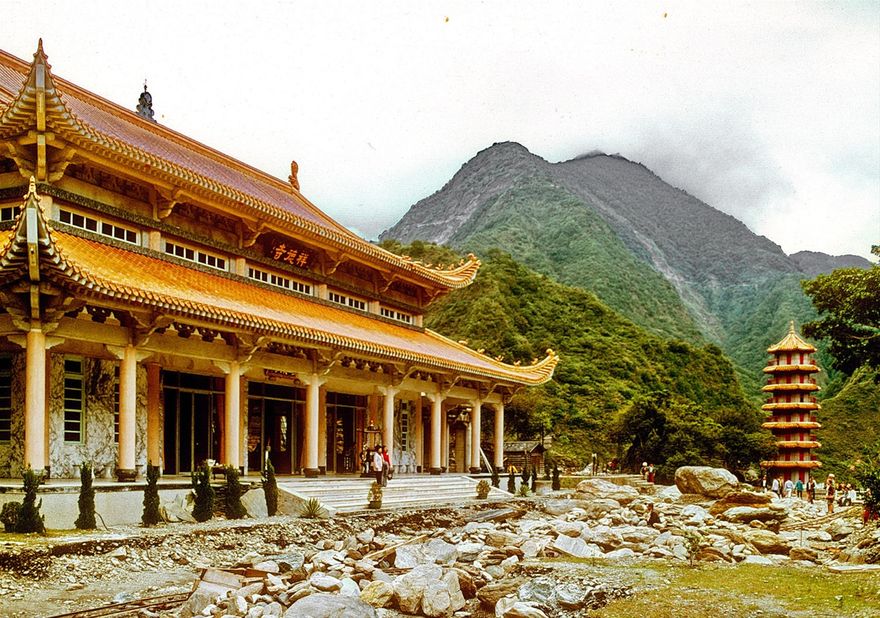 1973-13-004  -  The Xiangde temple - and the Tianfeng pagoda - - -
