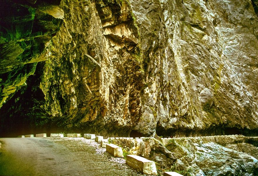 1973-13-030  -  The east-west highway through the Taroko Gorge - - -