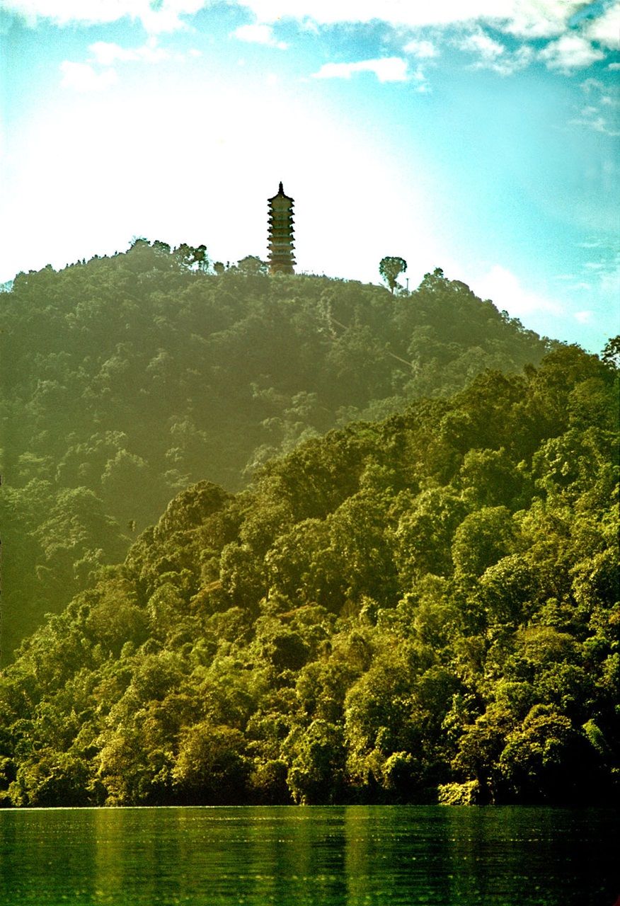 1973-13-071  -  The Ci'en Pagoda at the Sun Moon Lake -