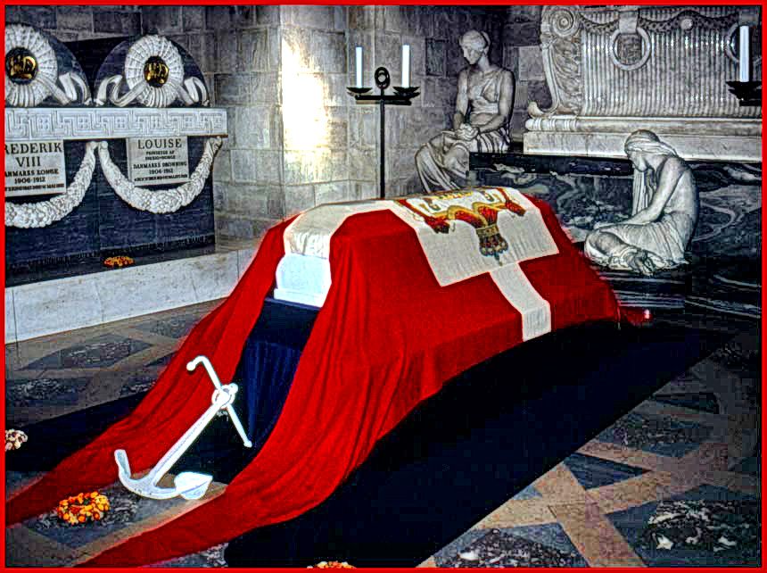 1985-12-003  -  The tomb site of King Frederik the 9th. - the latest of the long line of Kings - buried at Roskilde Cathredral -- -