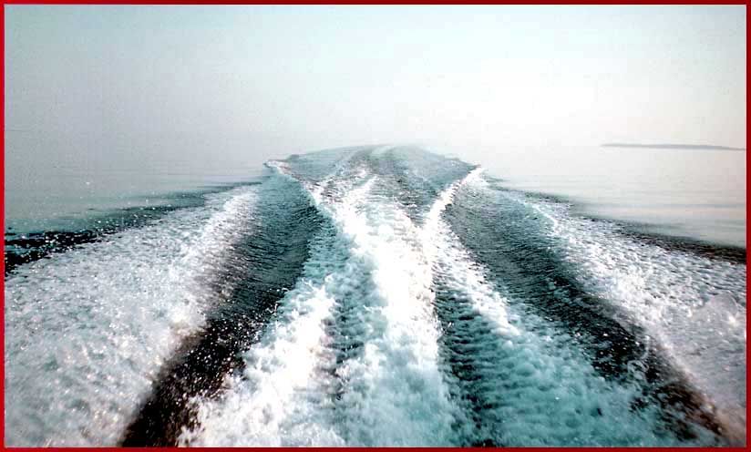2005-08-010  - The wake of my fast speed boat 